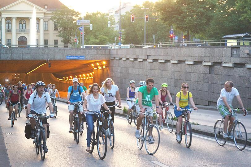Die Radl-Nacht auf Münchens Straßen war ein voller Erfolg - knapp 8.000 Radfahrer gingen gemeinsam auf Tour durch die Münchener Innenstadt.