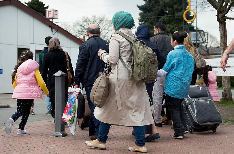 Syrische Flüchtlinge kommen in das Grenzdurchgangslager Friedland im Landkreis Göttingen.