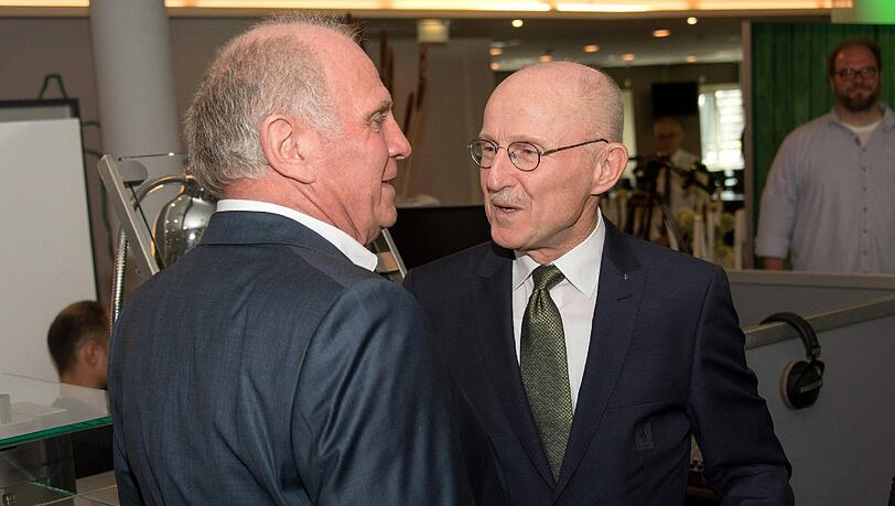 Willi Lemke feierte am Freitag seinen 70. Geburtstag. Sein Ex-Feind Uli Hoeneß war unter den Partygästen. Willi Lemke feierte am Freitag seinen 70. Geburtstag. Sein Ex-Feind Uli Hoeneß war unter den Partygästen.