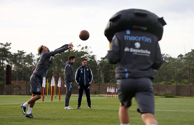 Schuften, stemmen, springen bis zu Erschöpfung. Die schweißtreibenden Trainingsbilder vom Dienstag zum Durchklicken.
