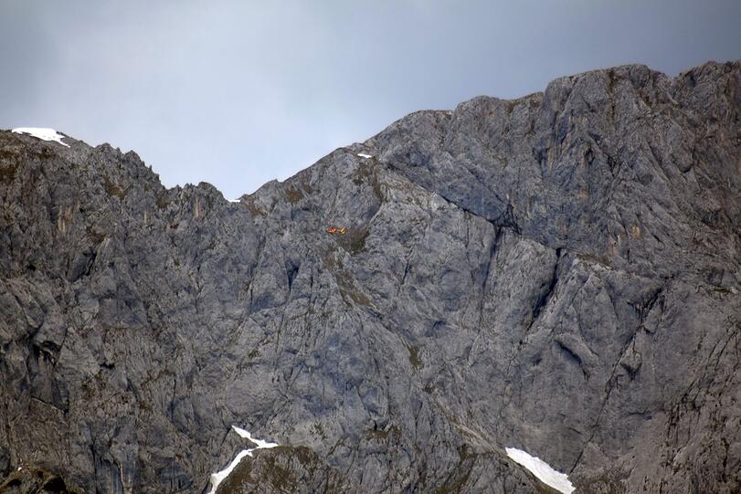 Ein junger Münchner ist am Montag beim Klettern in Tirol verunglückt und wurde schwer verletzt. Die Bilder vom Einsatz.