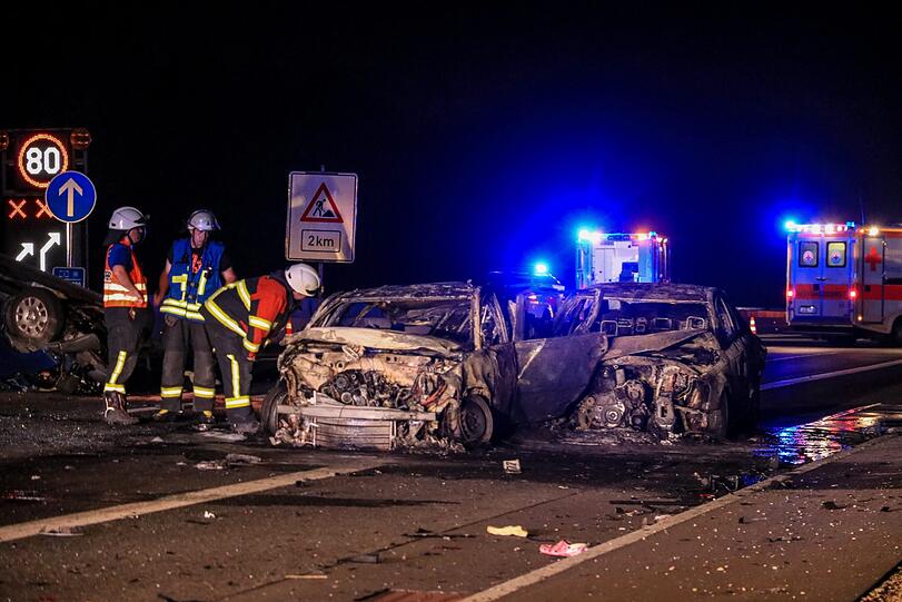 Unfall-Drama auf der A3 bei Nürnberg - Bilder vom Bergungseinsatz.