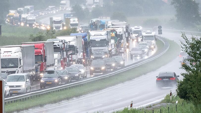Nach starken Regenfällen auf der A8 stehen Autos im Stau. (Archivbild)