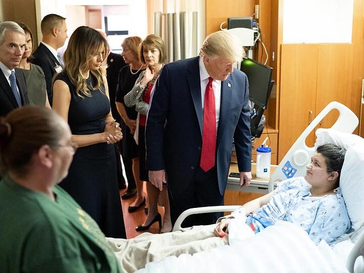 Trump am Krankenhausbett einer Überlebenden des Massakers von Dayton.