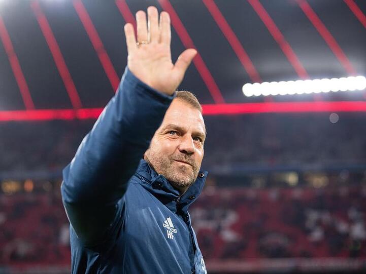 Trainer Hansi Flick vom FC Bayern München steht vor Spielbeginn am Spielfeldrand und winkt. Foto: Matthias Balk/dpa/Archivbild