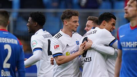 Hamburgs Sonny Kittel (3.v.r) freut sich mit seinen Mitspielern über das 2:0.