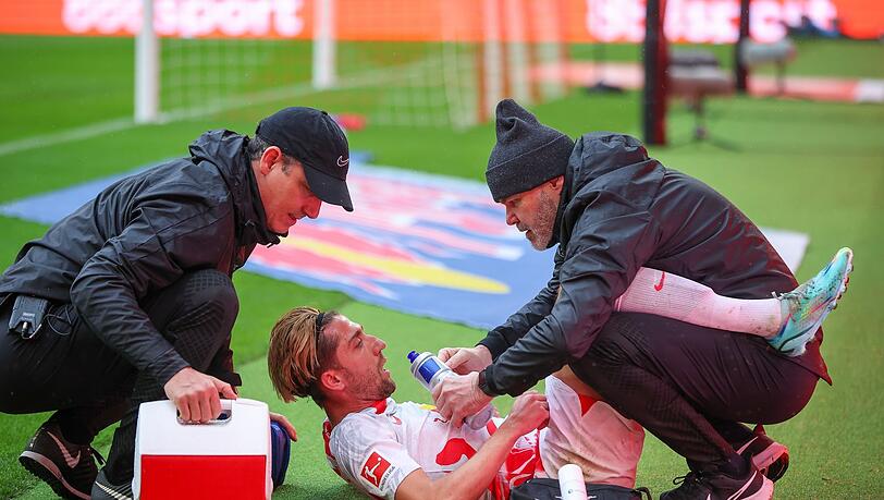 Leipzigs Teamärzte versorgen Kevin Kampl nach dessen Treffer zum 1:1.
