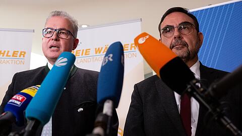 Florian Streibl (l.), Fraktionsvorsitzender der Freien Wähler im bayerischen Landtag, und Klaus Holetschek (CSU), Fraktionsvorsitzender der CSU im bayerischen Landtag, geben im Landtag ein Pressestatement.