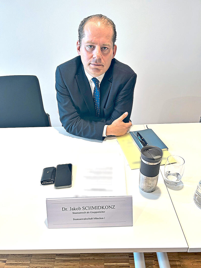 In der Presserunde: Staatsanwalt Jakob Schmidkonz berichtet &uuml;ber die Situation an der Drogen-Front.
