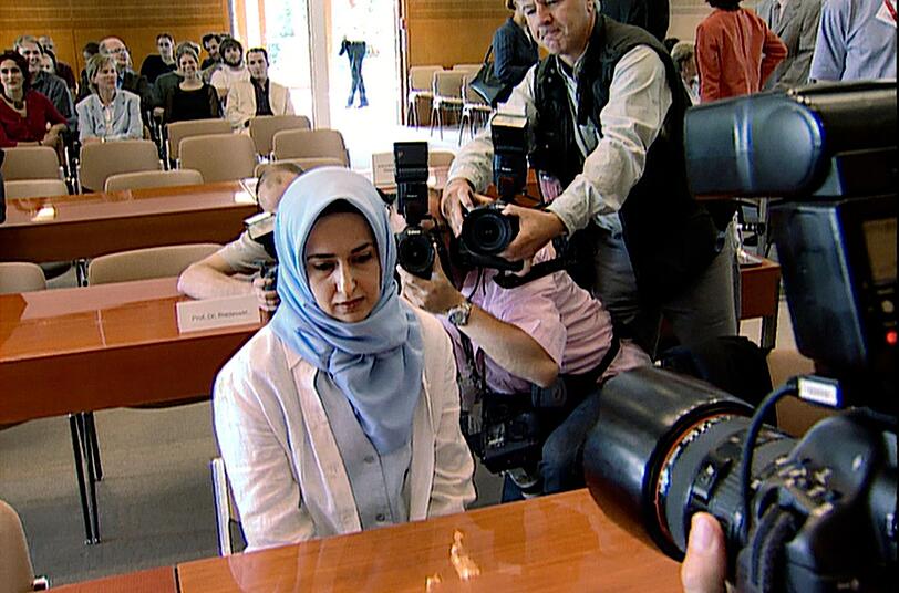 1998 versagte das Land Baden-Württemberg der angehenden Lehrerin Fereshta Ludin - einer Frau mit afghanischen Wurzeln - den Schuldienst mit Kopftuch. Dagegen wehrte sie sich vor dem Bundesverfassungsgericht. Eine lange, wendungsreiche Debatte und Entscheidungen folgten. 1998 versagte das Land Baden-Württemberg der angehenden Lehrerin Fereshta Ludin - einer Frau mit afghanischen Wurzeln - den Schuldienst mit Kopftuch. Dagegen wehrte sie sich vor dem Bundesverfassungsgericht. Eine lange, wendungsreiche Debatte und Entscheidungen folgten.