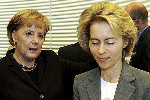 Bundeskanzlerin Angela Merkel (CDU) und die neue Arbeitsministerin (CDU)