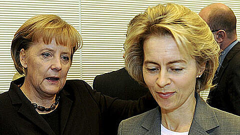 Bundeskanzlerin Angela Merkel (CDU) und die neue Arbeitsministerin (CDU)