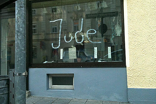 Unbekannte haben das Wort &bdquo;Jude&ldquo; auf das Schaufenster der Modeboutique &bdquo;Chic in Strick&ldquo; in der Tegernseer Landstraße gesprüht.