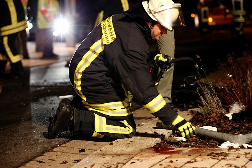 Einen Tag nach dem tragischen Unfall mit zwei Toten im unterfränkischen Alzenau ist die Ursache weitgehend geklärt. Die Ärzte gehen von einem Schlaganfall beim Unfallverursacher aus. Der 51-jährige Autofahrer soll einen Schlaganfall erlitten haben, bevor er gegen eine Mauer prallte und in eine vierköpfige Familie, die gerade einen Sonntagsspaziergang machte, raste. Dabei starben die 36 Jahre alte Mutter und ihr siebenjähriger Sohn. Der 44 Jahre alte Vater und der jüngere, fünfjährige Sohn wurden schwer verletzt.