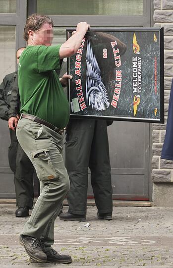 Razzia bei den Hells Angels: Poliziten verladen Motorräder, Bilder und andere Beweismittel und räumen ein Rocker-Clubhaus in Berlin aus. Die Bilder