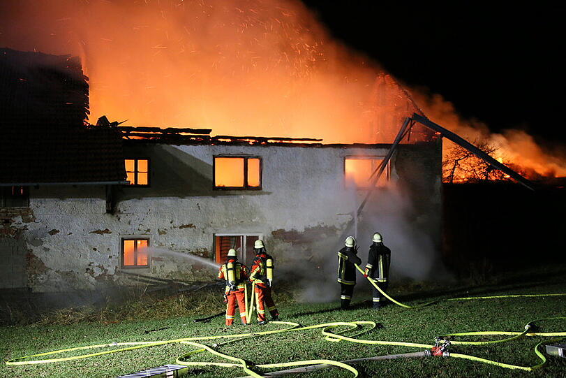 Scheunenbrand in Litlbach. Die Bilder vom Feuerwehreinsatz.