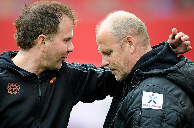 27. April 2013: Leverkusens Trainer Sascha Lewandowski (links) begrüßt Bremens Trainer Thomas Schaaf vor dem Spiel. Foto: Marius Becker