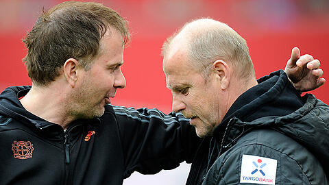27. April 2013: Leverkusens Trainer Sascha Lewandowski (links) begrüßt Bremens Trainer Thomas Schaaf vor dem Spiel. Foto: Marius Becker