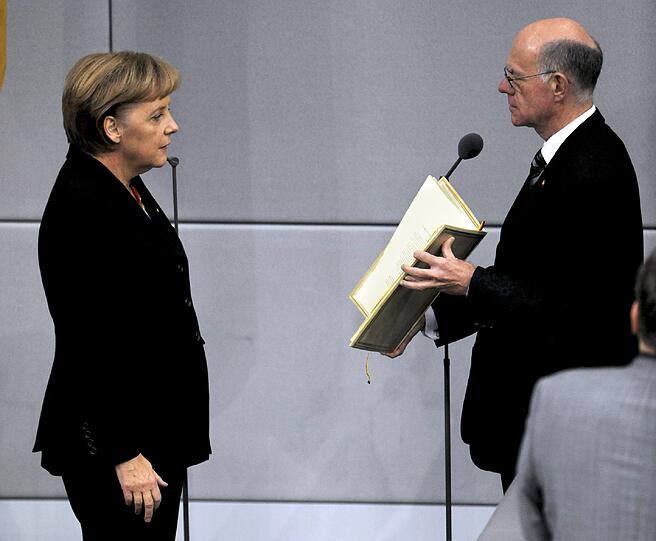 Die Regierung beschließt 2009 das größte Konjunkturpaket seit Bestehen der Bundesrepublik, um die Wirtschaftskrise abzumildern. Der Preis ist eine Rekord-Neuverschuldung. Im Oktober startet Merkel in ihre zweite Amtszeit, diesmal als Chefin eines schwarz-gelben Bündnisses.