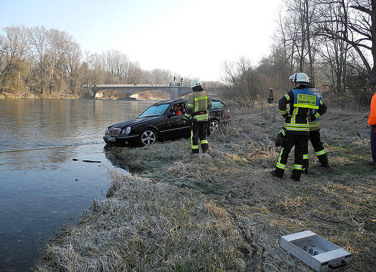 Fahrzeugbergung an der Isar &ndash; die Bilder vom Feuerwehreinsatz.