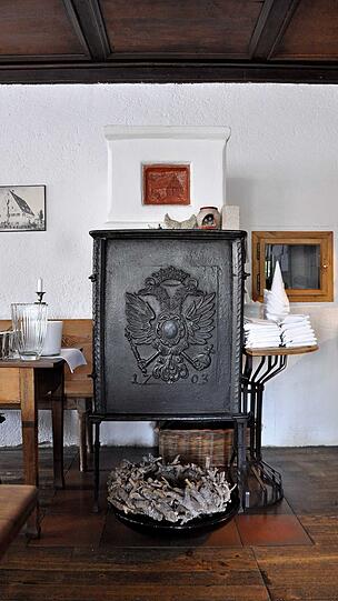 Leeder: Der Ofen mit Doppeladler in der Gaststube beim "Restaurant zum Luitpold" stammt aus dem Jahr 1703