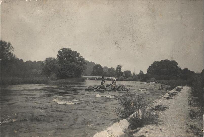 Pendeln auf dem Wasser: Um 1905 kommen Flößer zur Arbeit nach München.