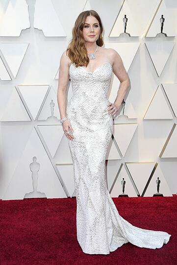 Top: In einer figurbetonten Versace-Robe zeigt sich Amy Adams bei den Oscars.
