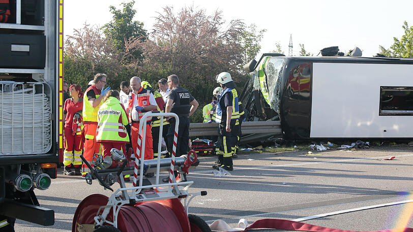 Bilder vom Unfallort auf der A9, wo sich ein Flixbus überschlagen hat. Ein Fahrgast ist ums Leben gekommen, etliche weitere erlitten zum Teil schwerste Verletzungen.