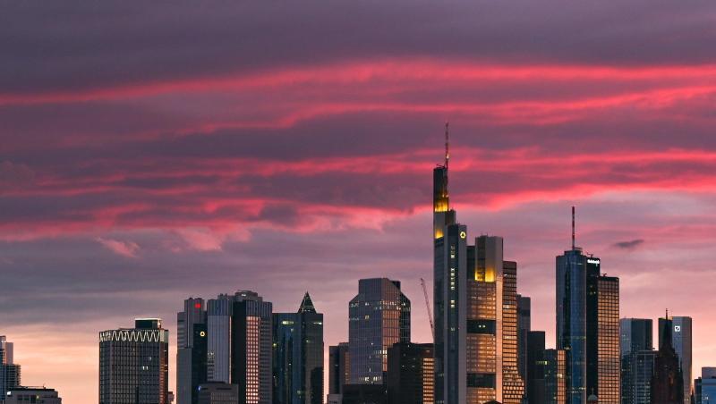 Bei Sonnenuntergang ist die Skyline der Bankenstadt in rötliches Licht getaucht. Bei Sonnenuntergang ist die Skyline der Bankenstadt in rötliches Licht getaucht.
