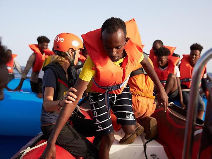 Die Flüchtlinge werden von Mitgliedern der Rettungsorganisation Sea-Eye gerettet.