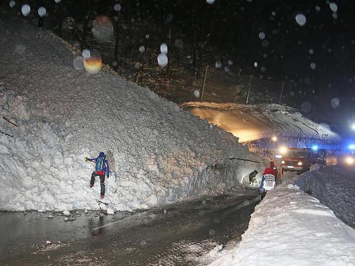 Rettungskräfte im Einsatz nach dem Abgang einer Lawine im Berchtesgadener Land.