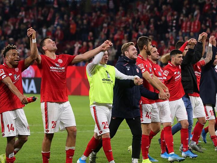 Die Mainzer Spieler lassen sich nach dem 3:1-Sieg gegen den 1. FC Köln von ihren Fans feiern.