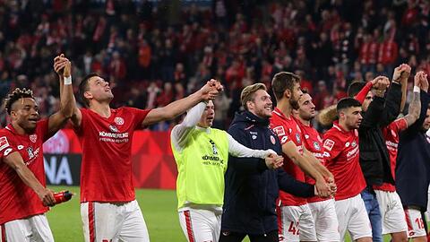 Die Mainzer Spieler lassen sich nach dem 3:1-Sieg gegen den 1. FC Köln von ihren Fans feiern.