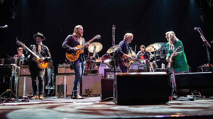 Die Gitarristen Doyle Bramhall II, Derek Trucks, Trey Anastasio und Susan Tedeschi 2019 beim Lockn' Music Festival (von links).