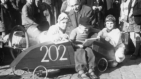 Oberbürgermeister Thomas Wimmer eröffnet das erste von den "German Youth Activities" organisierte Münchner Seifenkistlrennen am Gebsattelberg, 1948.