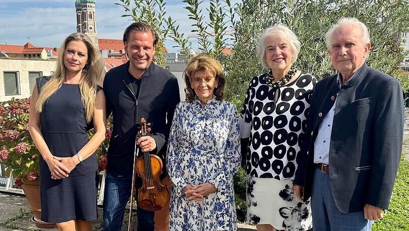 Über den Dächern von München auf der Dachterrasse der Israelitischen Kultusgemeinde in München: die Pianistin Alexandra Troussova (links) mit ihrem Bruder Kirill., Charlotte Knobloch (Mitte) und die Veranstalter Doris Pospischil und Hans-Joachim Scholz.