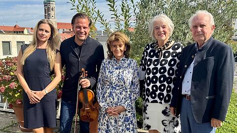 Über den Dächern von München auf der Dachterrasse der Israelitischen Kultusgemeinde in München: die Pianistin Alexandra Troussova (links) mit ihrem Bruder Kirill., Charlotte Knobloch (Mitte) und die Veranstalter Doris Pospischil und Hans-Joachim Scholz.