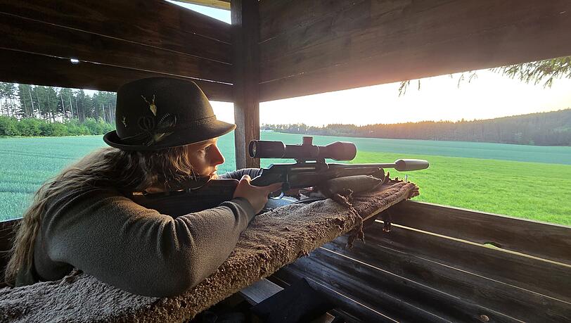 In der Jagdkanzel: Mit einem Blick durch das Zielfernrohr ihrer Sauer 505 Artemis testet Angelina Ziegltrum, ob die Position auf der Schie&szlig;latte passt.