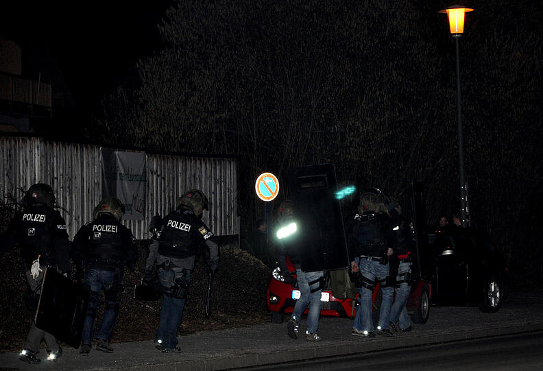 SEK-Einsatz in Aschau am Inn: Schüsse waren in einer Wohnung gefallen. Die Polizei überwältigte einen Mann mit Schreckschusspistole.