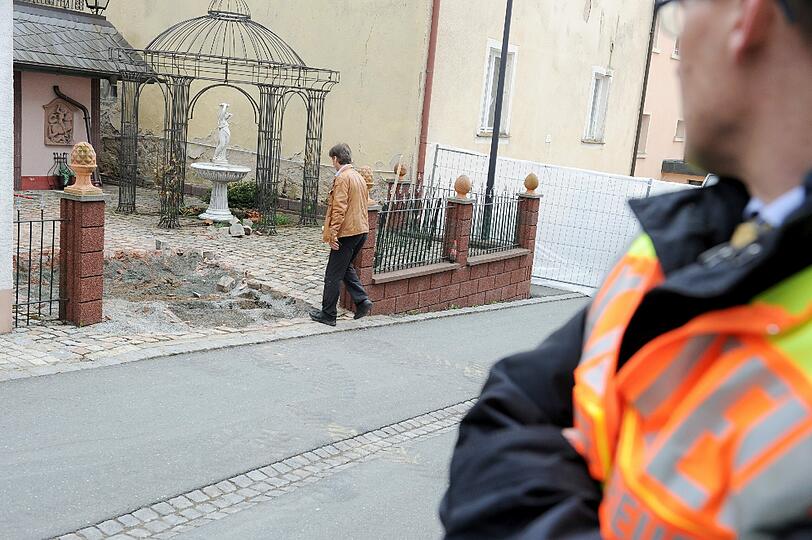 Ein Hinterhof in Lichtenberg: Die Polizei geht neuen Hinweisen nach und sucht nach der Leiche der vermissten Peggy