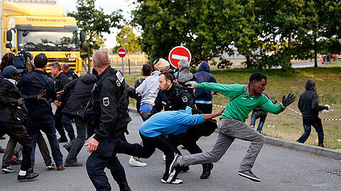Erneut haben zwischen 100 und 150 Flüchtlinge versucht, durch den Eurotunnel von Frankreich nach Großbritannien zu gelangen. Der britische Premierminister David Cameron bezeichnete die Lage als "sehr besorgniserregend".