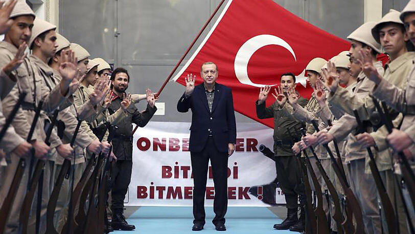 Unterstützer in historischen Militäruniformen begrüßen den türkischen Staatspräsidenten Erdogan. Die Beziehungen zu Deutschland sind auf dem Tiefpunkt.