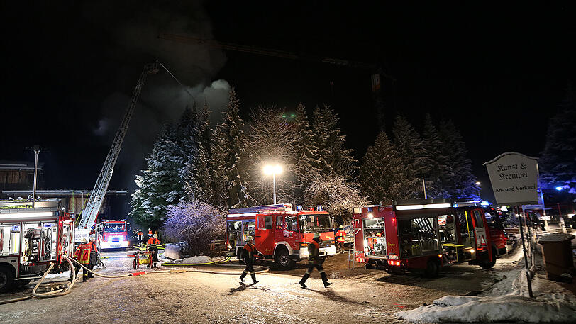 Das Hotel wird derzeit renoviert und steht leer &ndash; Verletzte gab es deswegen keine. Die Bilder vom Einsatz.