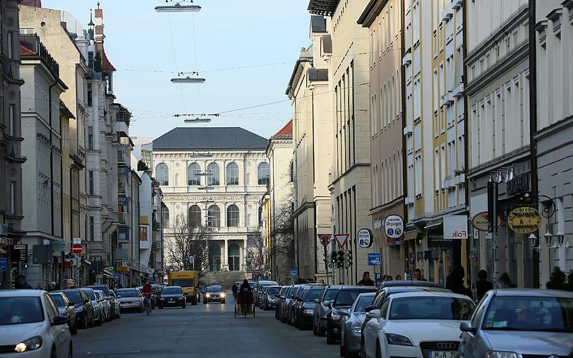 Impressionen aus der Maxvorstadt. Die Amalienstraße. Im Hintergrund die Kunstakademie.
