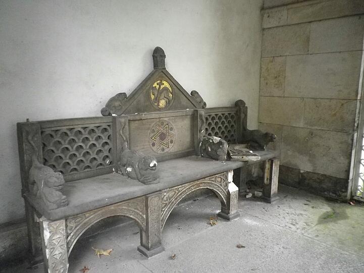 Kein würdiges Erinnern: Bilder von der sanierungsbedürftigen Gruft des &bdquo;Malerfürsten&ldquo; Franz von Lenbach auf dem Westfriedhof.