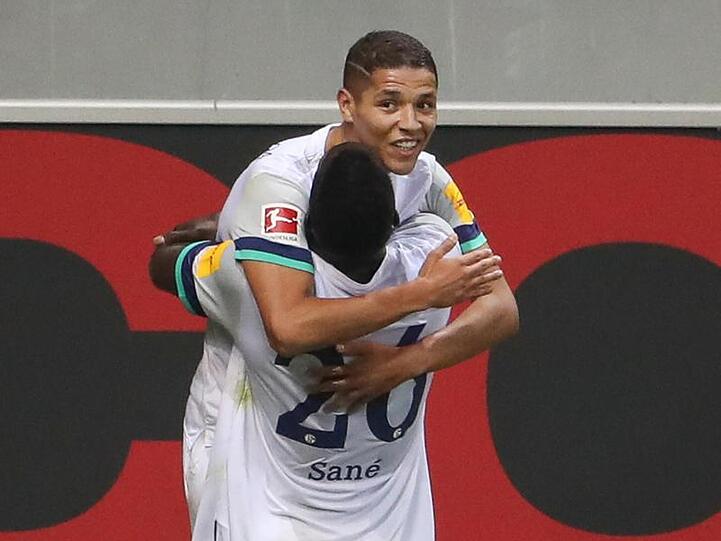 Amine Harit (h.) lässt sich von Salif Sané feiern.