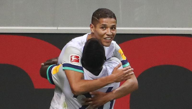 Amine Harit (h.) lässt sich von Salif Sané feiern. Amine Harit (h.) lässt sich von Salif Sané feiern.