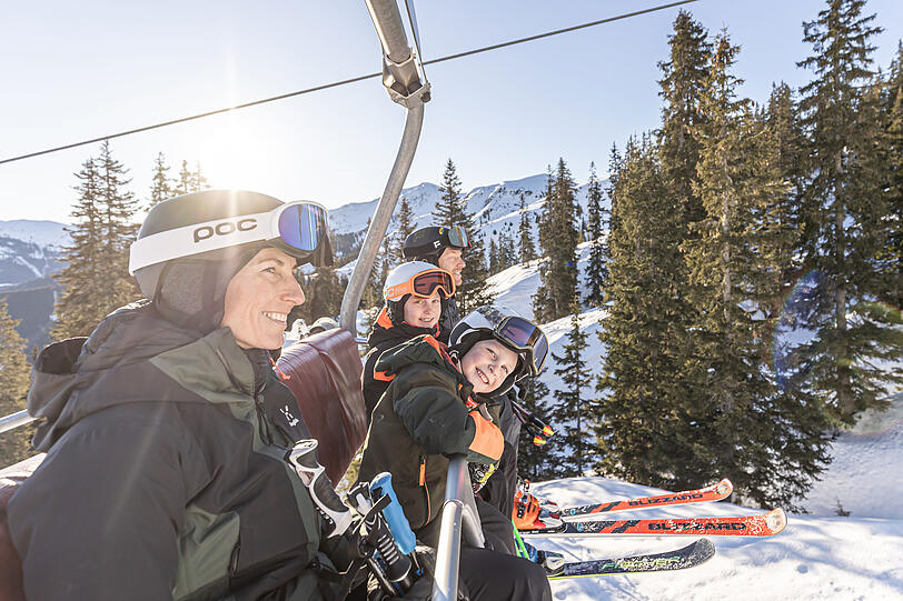 Skipässe können individuell vor Ort bei den Kassen der Bergbahnen oder auch Online erworben werden. Kinder bis 6 Jahre fahren den ganzen Winter kostenfrei Ski. Skipässe können individuell vor Ort bei den Kassen der Bergbahnen oder auch Online erworben werden. Kinder bis 6 Jahre fahren den ganzen Winter kostenfrei Ski.
