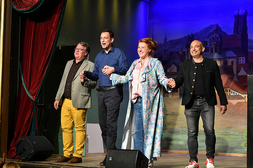 Beim Kabarett zugunsten des Münchner für Münchner e.V. gaben sich Django Asül, Luise Kinseher, Georg Eisenreich und Helmut Schleich auf der Bühne die Ehre. Beim Kabarett zugunsten des Münchner für Münchner e.V. gaben sich Django Asül, Luise Kinseher, Georg Eisenreich und Helmut Schleich auf der Bühne die Ehre.