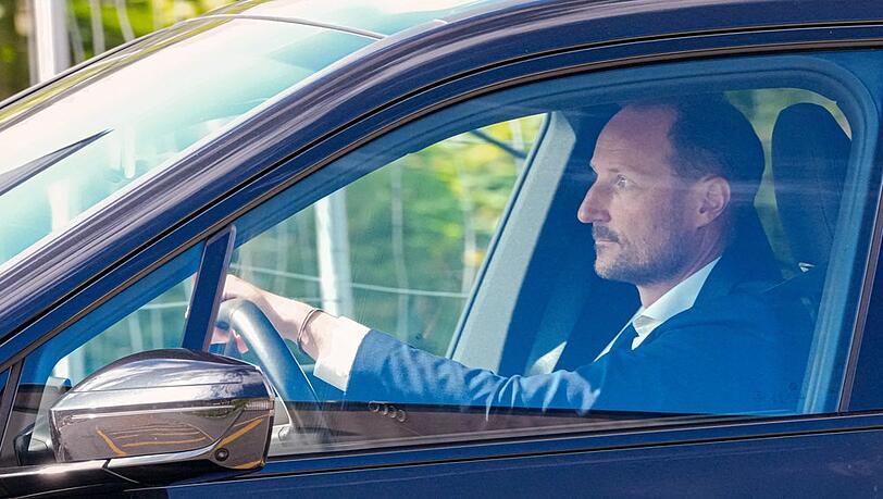 Kronprinz Haakon besuchte am Montagmittag seinen Vater im Krankenhaus in Oslo.